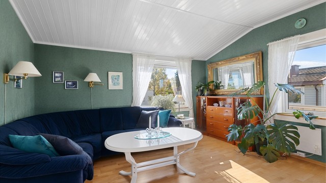 Stuen har god plass til en romslig sittegruppe og slipper inn rikelig med dagslys.