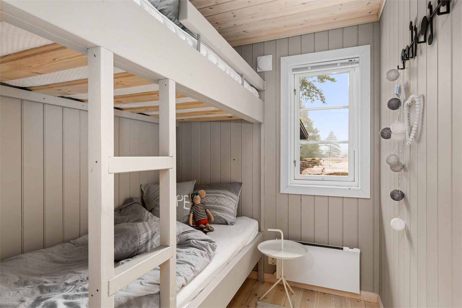 Sengene på barnerommene plassbygget og unytter rommet. Her er det akkurat nok plass til å sove.