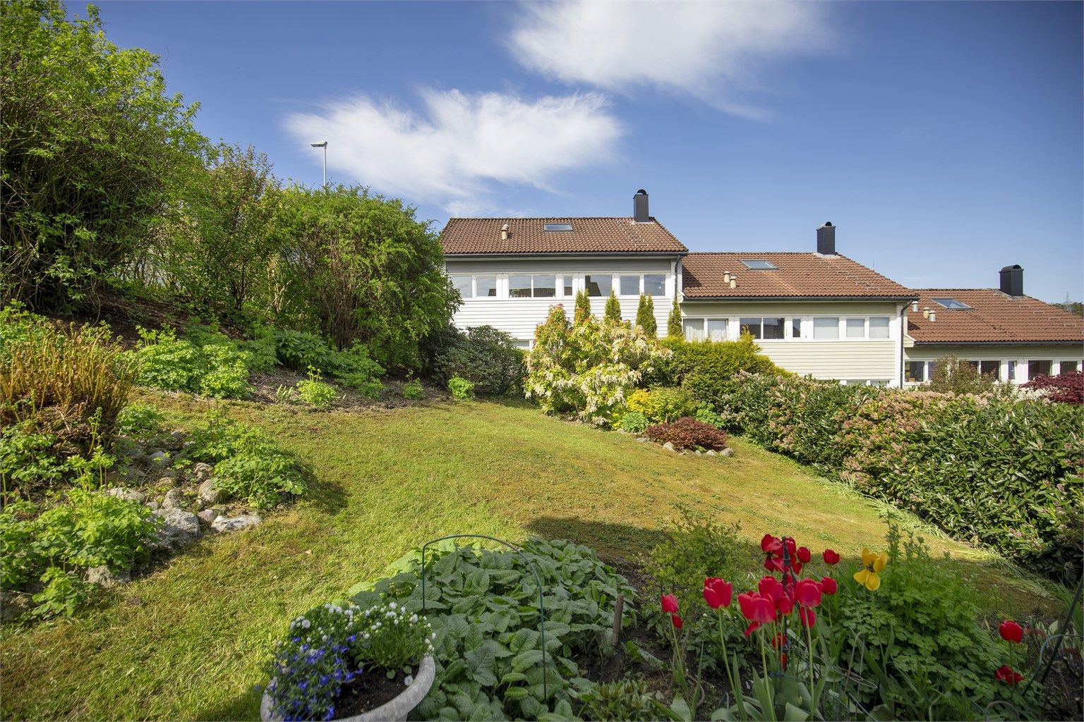 Dalsetkroken 12C er et sjarmerende og funksjonelt rekkehus over tre etasjer med pent opparbeidet uteområde. 