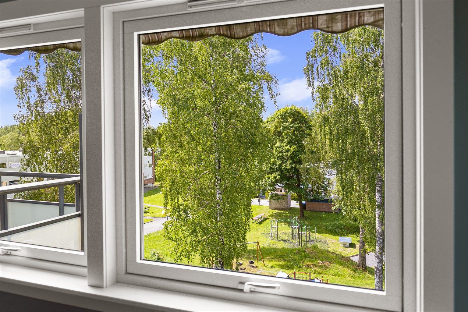 Moderne vindu mot vest med eldre markise 