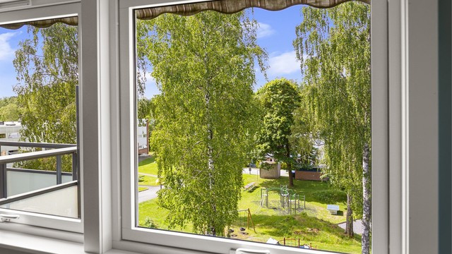 Moderne vindu mot vest med eldre markise