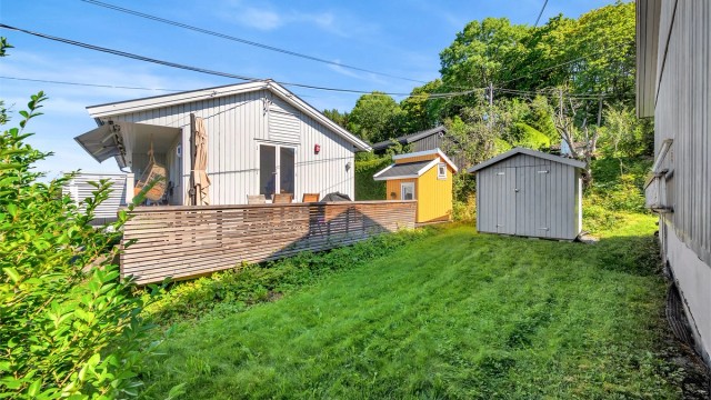 Praktisk redskapsbod for oppbevaring av verktøy, redskap og hagemøbler om vinteren.