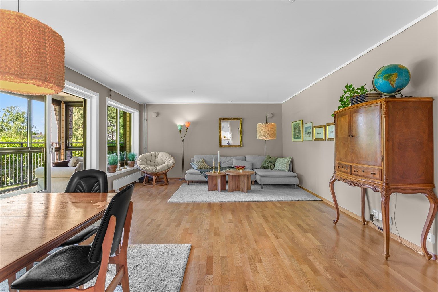 Stue - romslig og lys stue med flere innredningsmuligheter