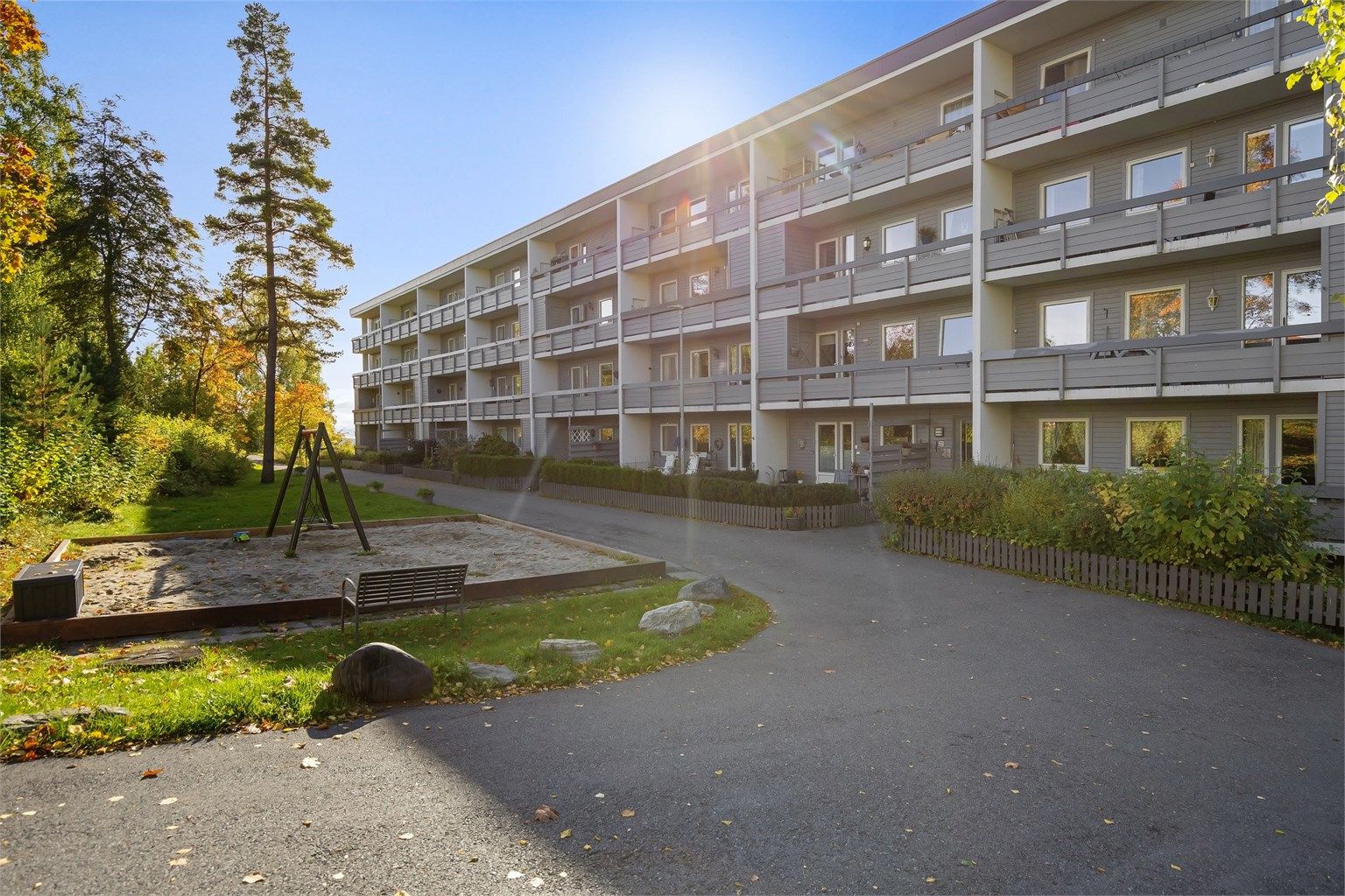 Bileffektivt og barnevennlig bomiljø med asfalterte internveier og lekeområder.