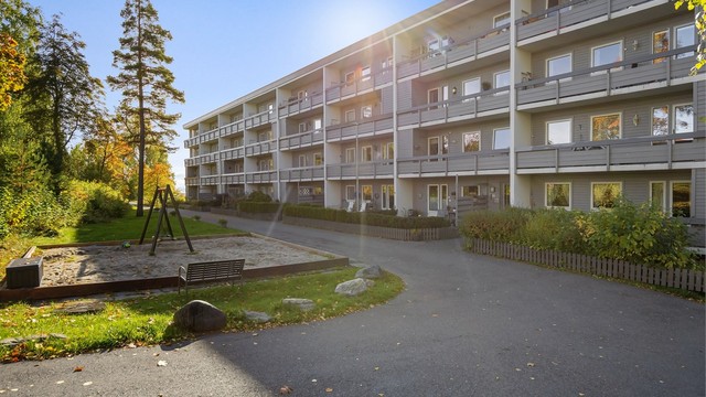 Bileffektivt og barnevennlig bomiljø med asfalterte internveier og lekeområder.