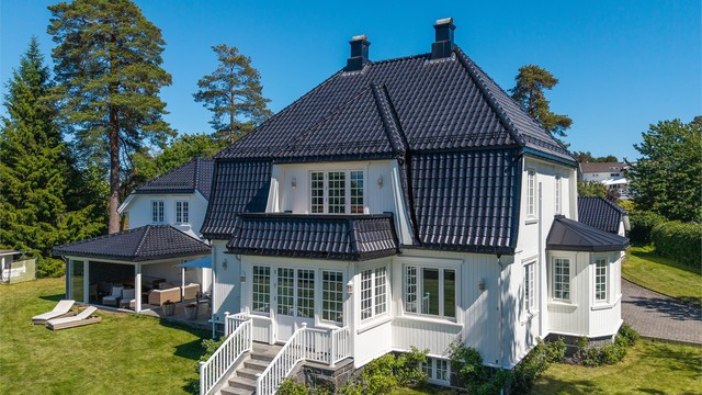 Eiendommen ligger rolig og attraktivt til på Nøtterøy, med nærhet til sjøen.