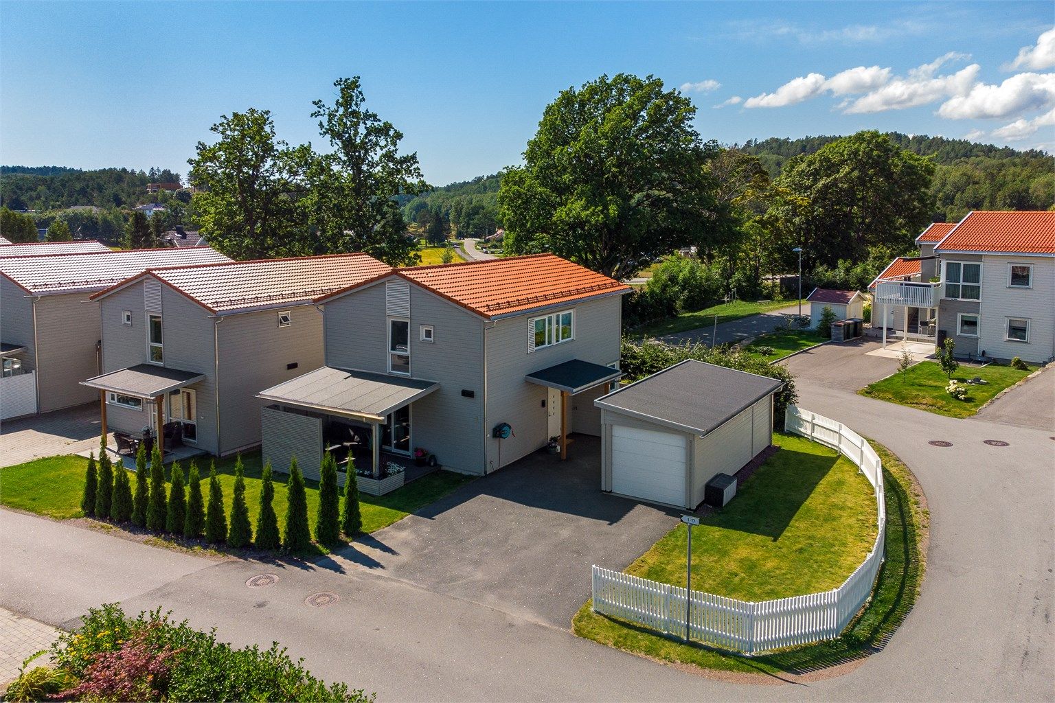 For den aktive er det gode idrettsmuligheter like i nærheten. Nesskogen Idrettspark ligger innen gangavstand og har både kunstgressbane, tennisbaner og basketballbane.