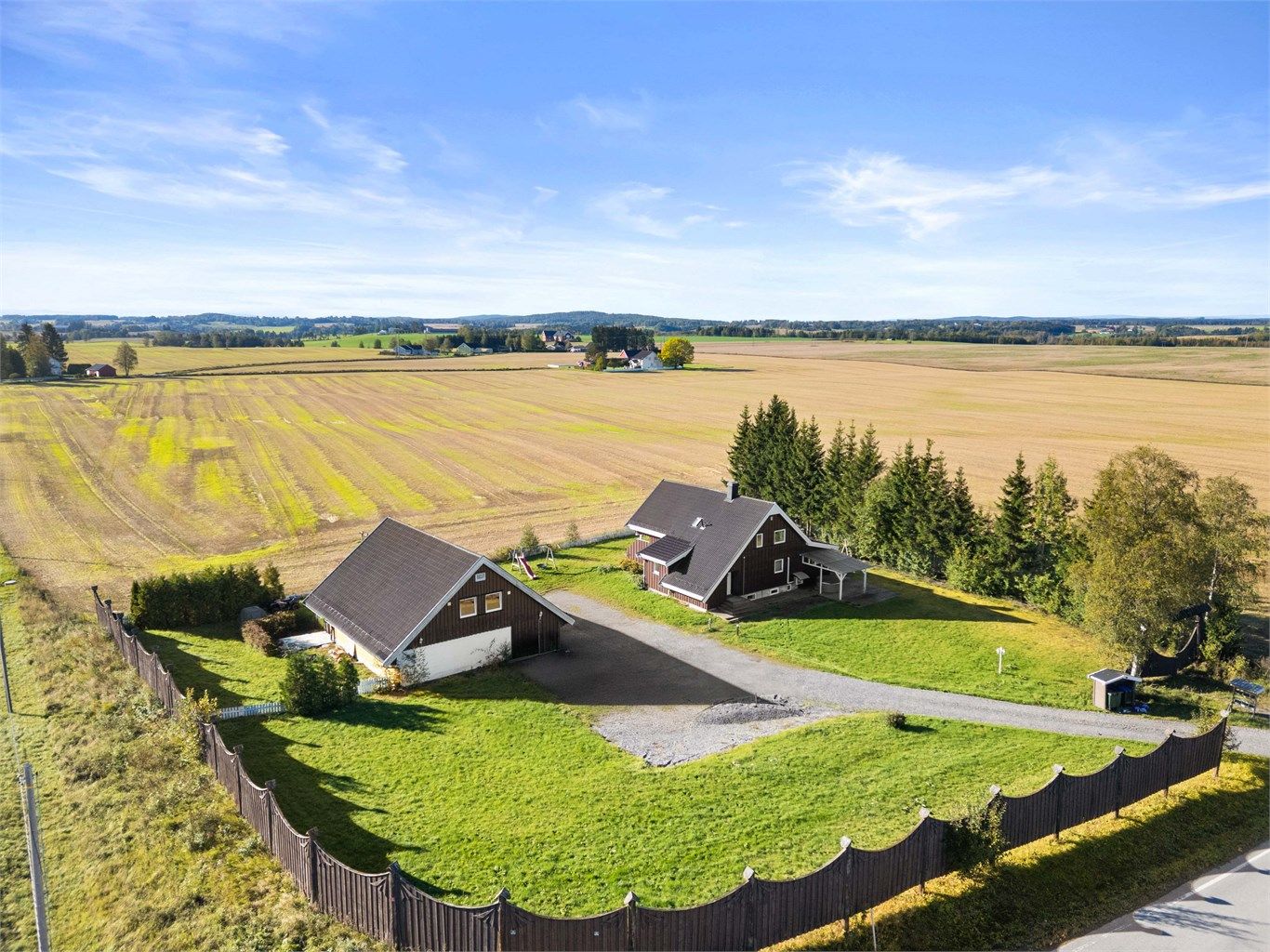 Tomten er romslig og gir rikelig med muligheter for å skape et fristed utendørs, enten det er for avslapning eller lek. Eiendommen består av to GNR og BNR. 