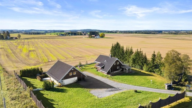 Tomten er romslig og gir rikelig med muligheter for å skape et fristed utendørs, enten det er for avslapning eller lek. Eiendommen består av to GNR og BNR.