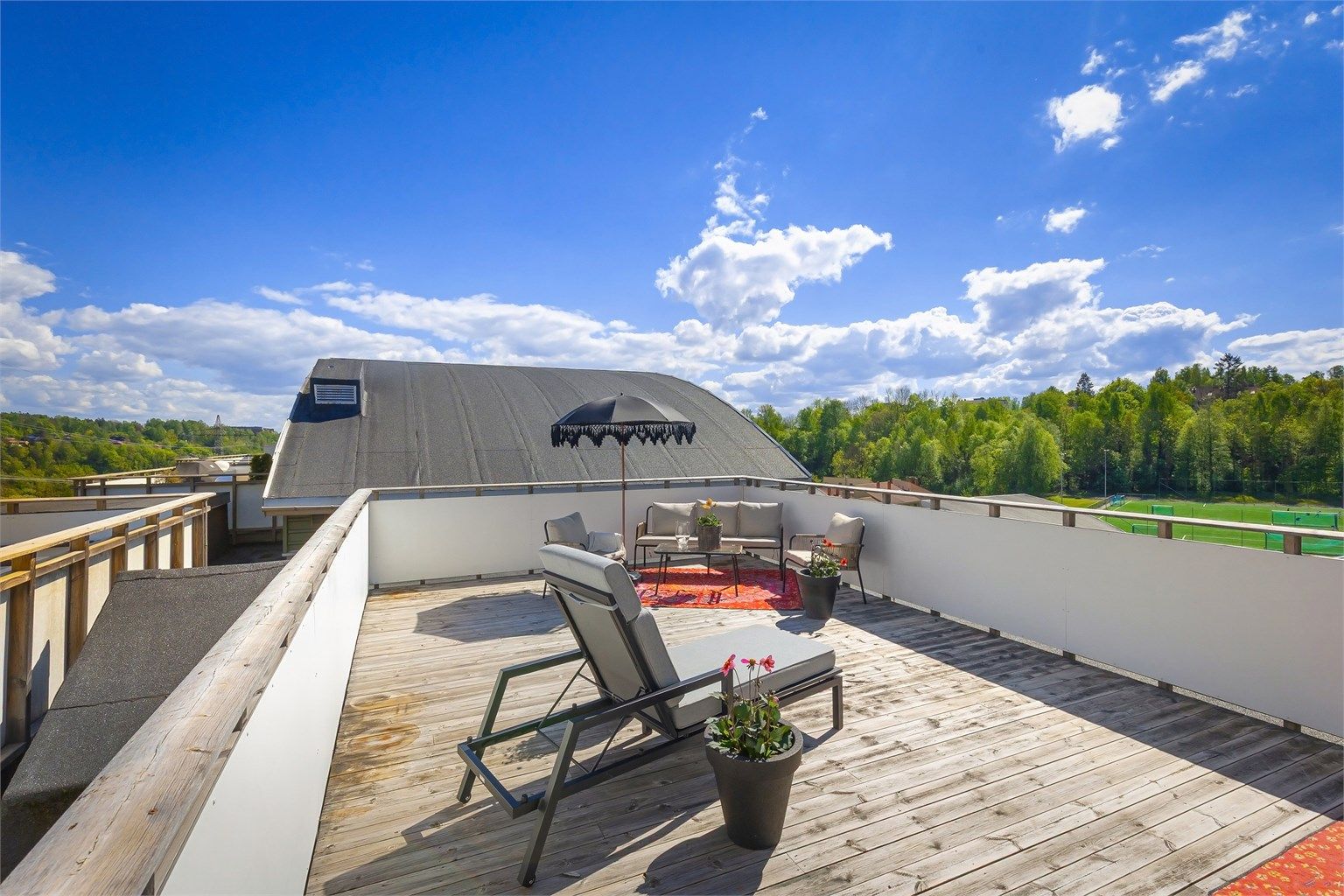 Stor takterrasse med både utsikt og gode solforhold