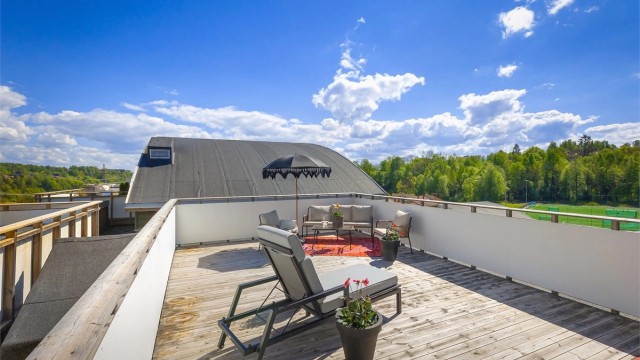 Stor takterrasse med både utsikt og gode solforhold