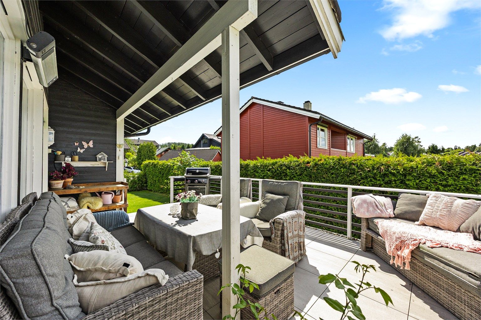 En del av terrassen er overbygd, noe som gir ly for vær og vind.