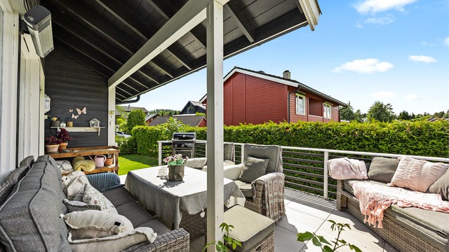 En del av terrassen er overbygd, noe som gir ly for vær og vind.