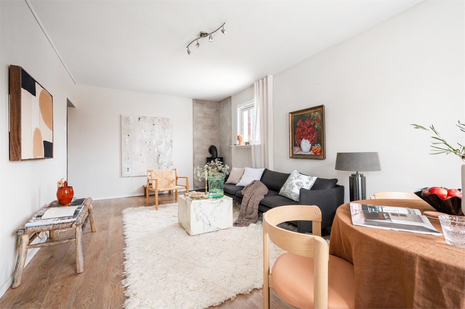 En lys og tidløs 2-roms hjørneleilighet med en kvadratsmart planløsning med god størrelse på alle rom. 