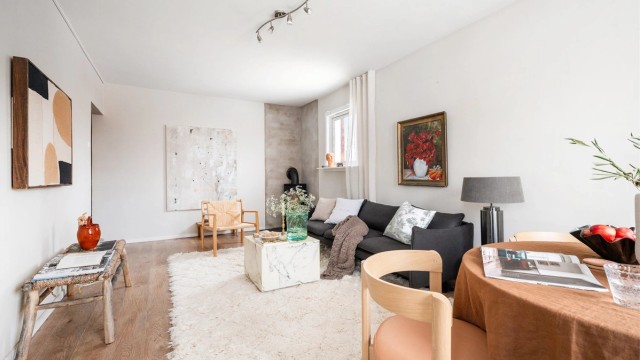 En lys og tidløs 2-roms hjørneleilighet med en kvadratsmart planløsning med god størrelse på alle rom.