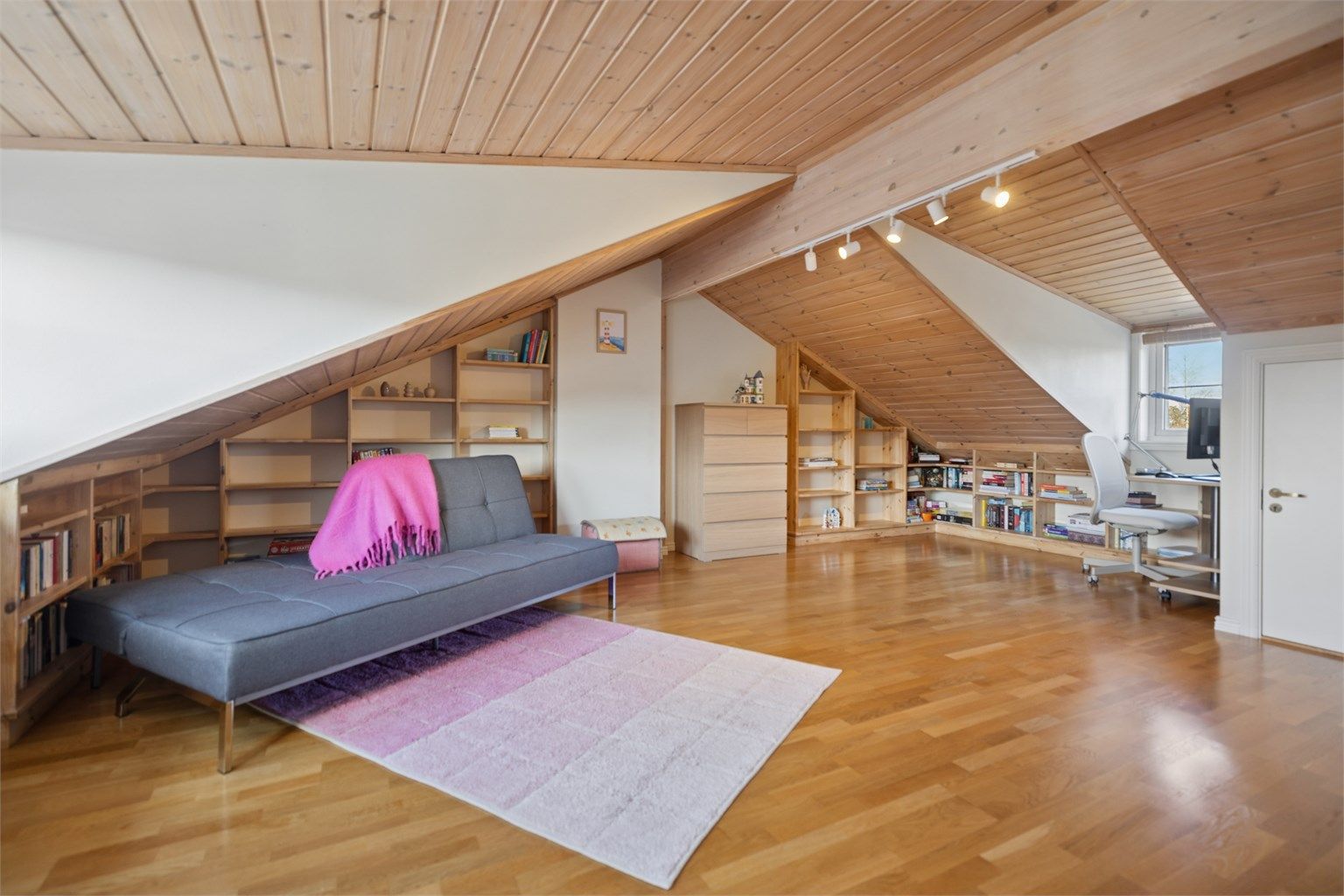I tredje etasje finner du en romslig og behagelig loftstue, med og veggbygde hyller som både er praktiske og gir rommet et estetisk løft. Rommet er ikke omsøkt/godkjent til varig opphold.