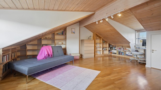 I tredje etasje finner du en romslig og behagelig loftstue, med og veggbygde hyller som både er praktiske og gir rommet et estetisk løft. Rommet er ikke omsøkt/godkjent til varig opphold.