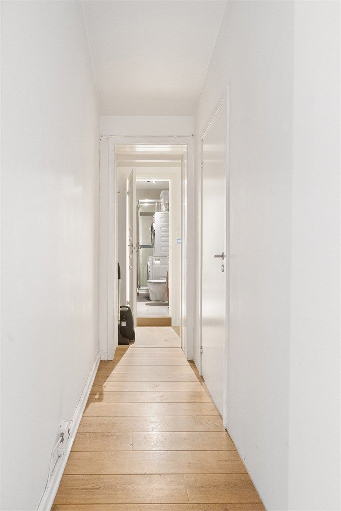 Lys gang med adkomst til bad og soverom 2-5.