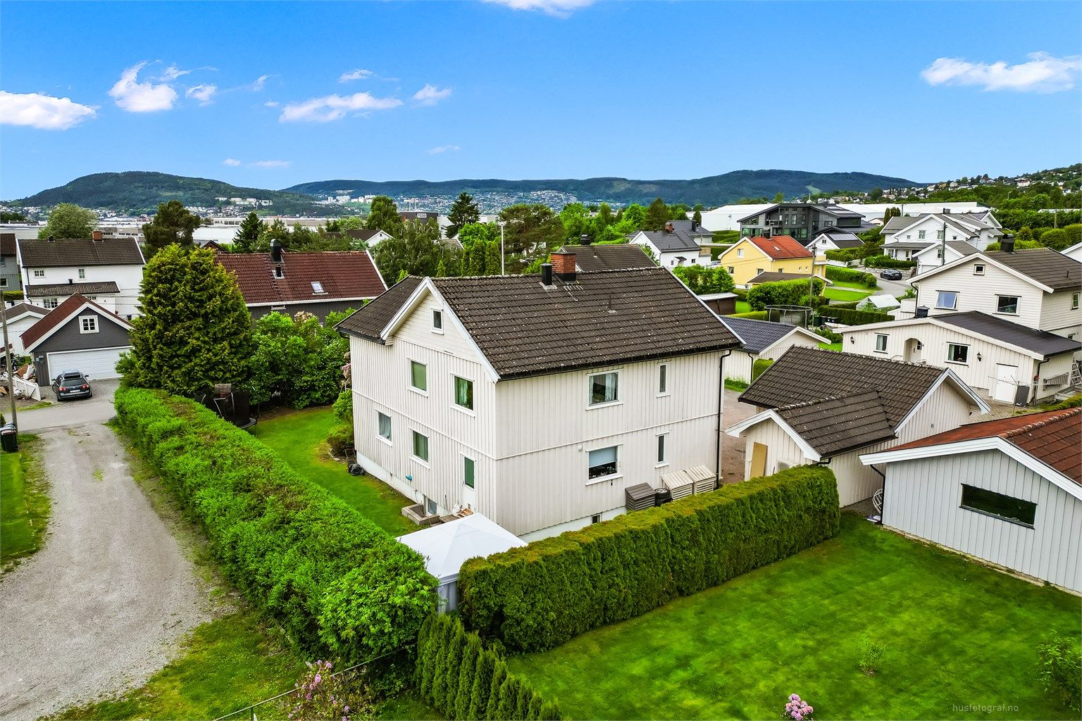 Det er også kort gangavstand til søndagsåpen matbutikk (Kiwi). Praktisk avstand til opparbeidet turvei til Drammen og Lierbyen.