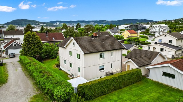 Det er også kort gangavstand til søndagsåpen matbutikk (Kiwi). Praktisk avstand til opparbeidet turvei til Drammen og Lierbyen.