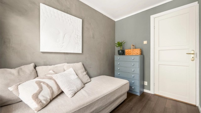 Rommet har plass til seng og oppbevaringsmøbel og egner seg godt som barnerom eller gjesterom.