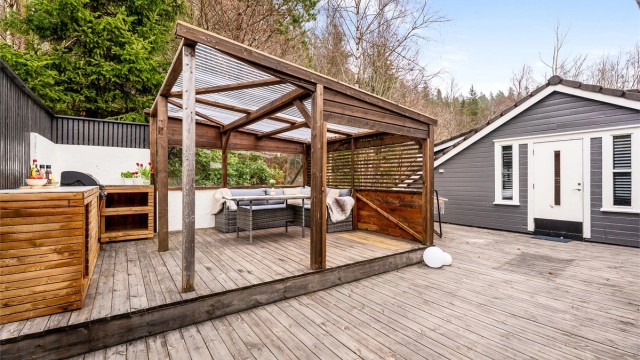 Boligen har en flott usjenert uteplass på baksiden av huset, skjermet for innsyn og med adgang til loftet på garasjen. Foto: Hans Nøstdahl
