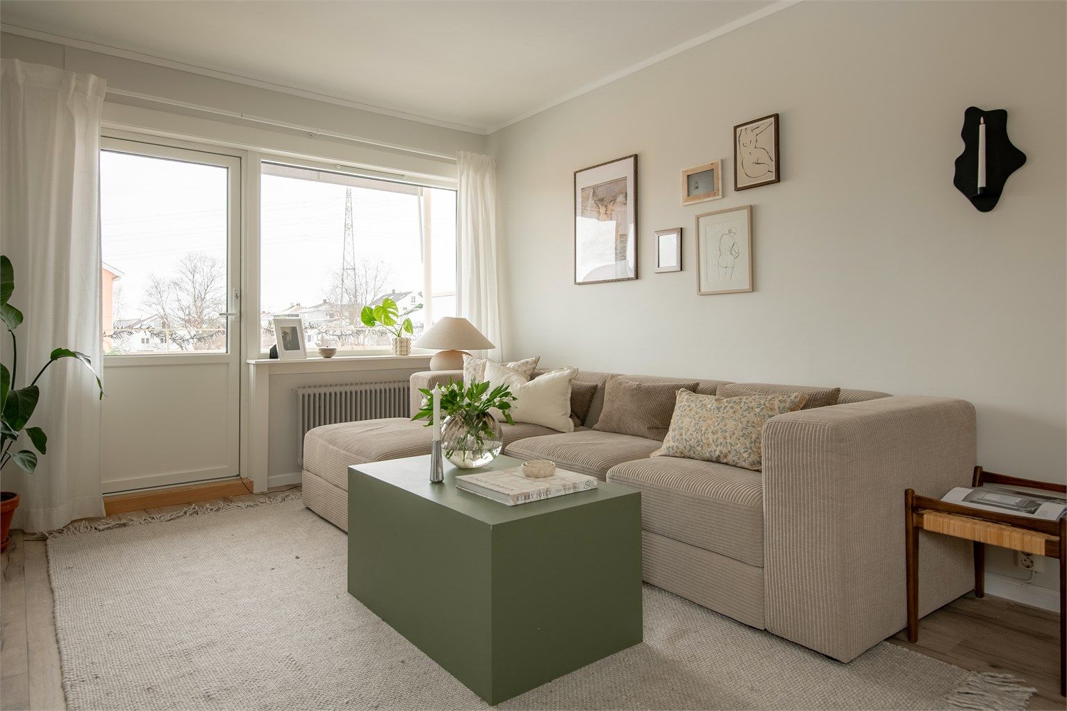 Fra stue har man utgang til balkongen, her kan man nyte gode solforhold. 