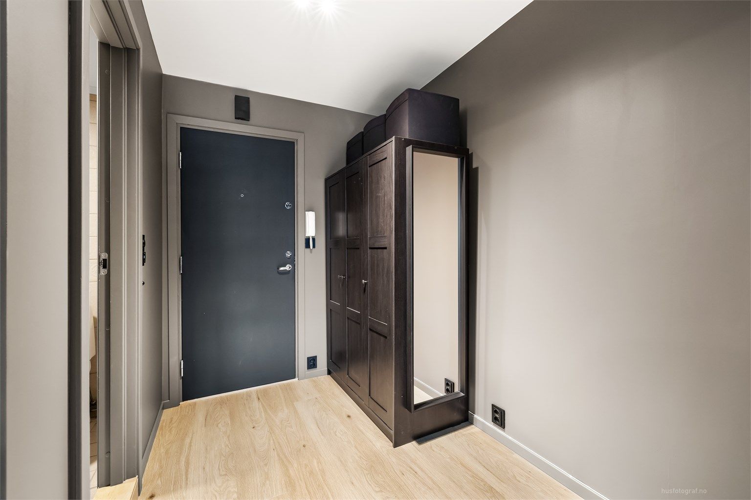 Entré med garderobeskap til å henge fra seg yttertøy 