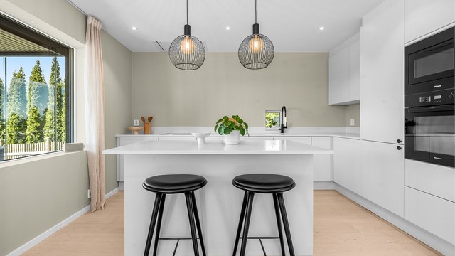 Kjøkkenøy med barløsning, induksjonstopp og benkeplate av Corian uten skjøter.