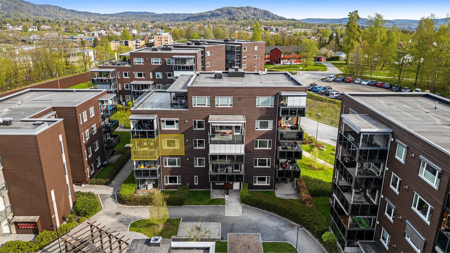 Her får du en lys og pen 4-roms leilighet med vestvendt balkong med gode solforhold.