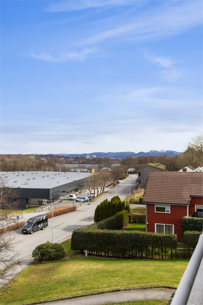 Området har et godt kollektivtilbud, med bussholdeplass ved Tjensvoll krysset og Tjensvoll kirke  kun en kort spasertur unna.
