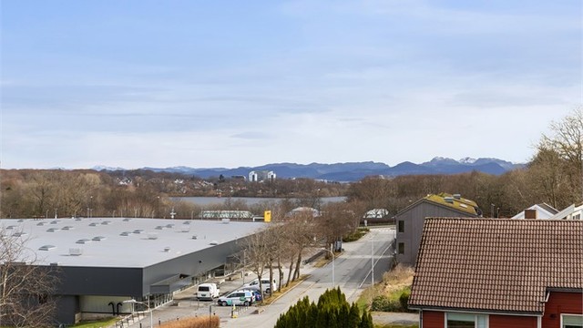 Området har et godt kollektivtilbud, med bussholdeplass ved Tjensvoll krysset og Tjensvoll kirke kun en kort spasertur unna.