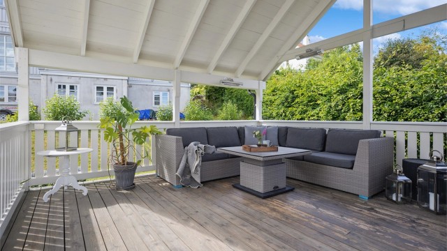 Den overbygde terrassesonen byr på gode møbleringsmuligheter og skaper et lunt uterom som kan benyttes fra tidlig vår til sen høst.