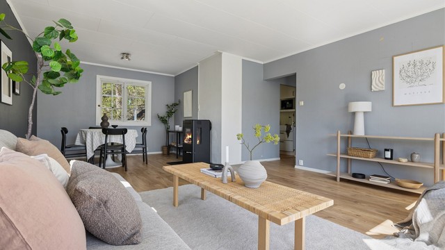 En moderne vedovn gir ekstra varme og en hyggelig atmosfære.