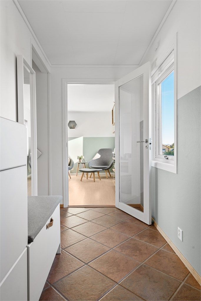 Fra entré kan man praktisk å kunne stenge av med dør til 2.etg, dersom man har gjester i hoveddel. 