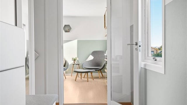 Fra entré kan man praktisk å kunne stenge av med dør til 2.etg, dersom man har gjester i hoveddel.