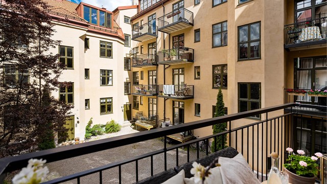 Balkongen vender ut mot rolig bakgård.