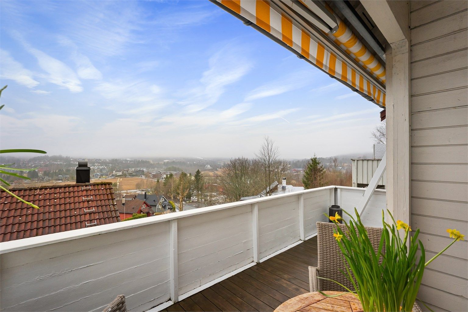 Verandaen har gode solforhold og flott utsikt