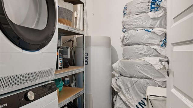 Vaskerom med opplegg for vaskemaskin og ny varmtvannsbereder fra 2026.