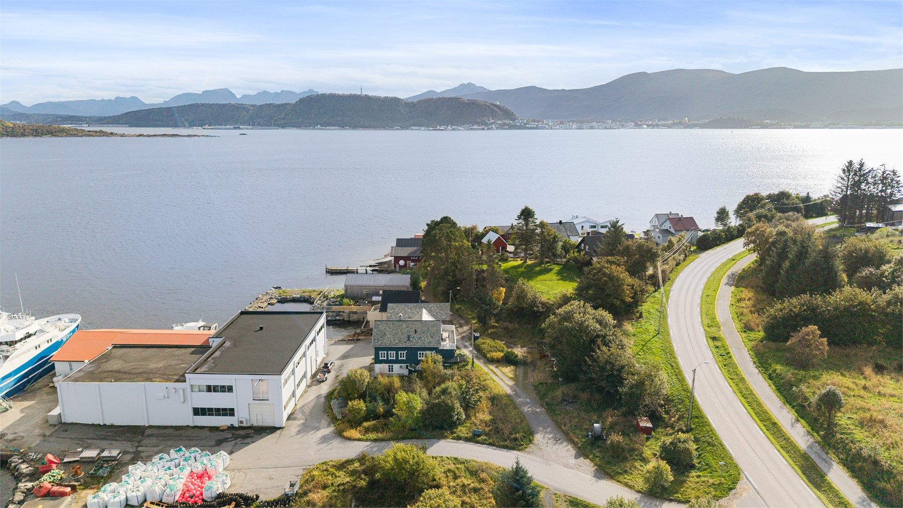 Dronebilde av eiendommen og nærområdet