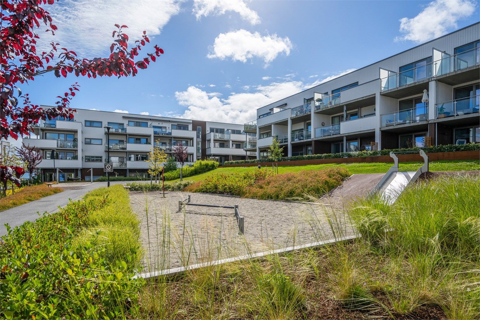 Pent opparbeidede fellesområder med lekeplass og grøntarealer.