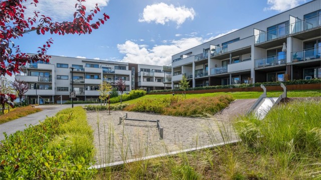 Pent opparbeidede fellesområder med lekeplass og grøntarealer.