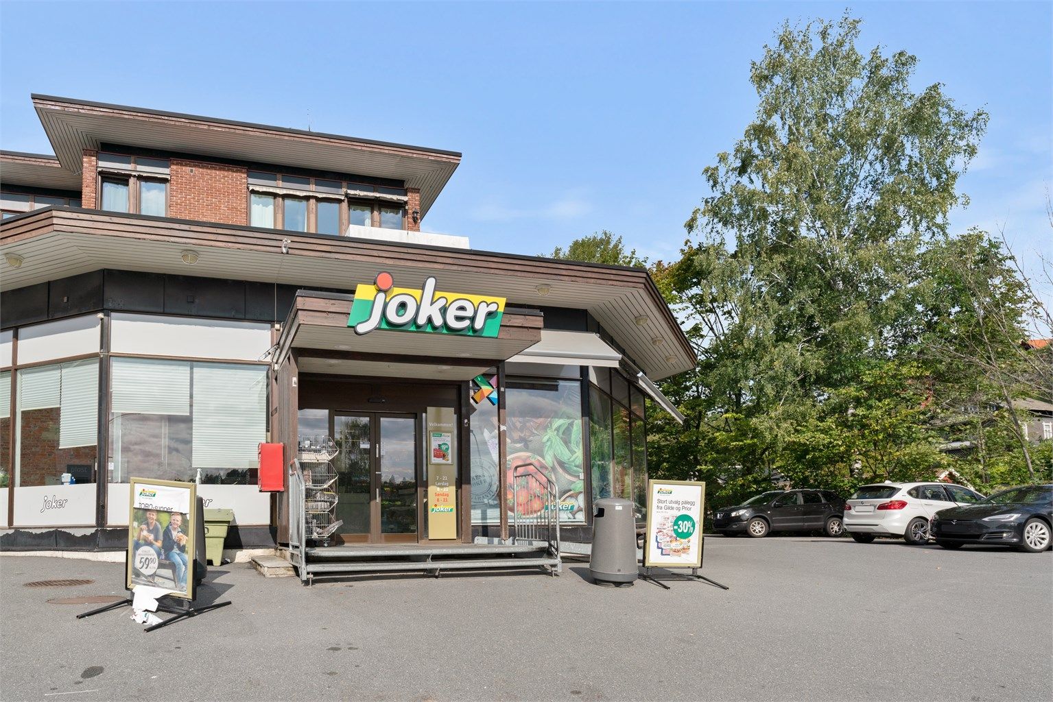 Dagligvarehandelen gjøres enkelt hos Joker Ljan, som ligger i gangavstand fra boligen