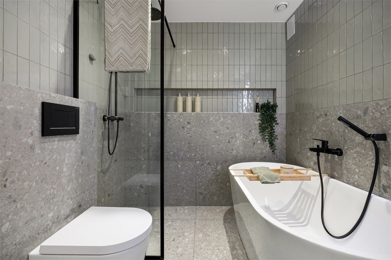 Badet har både badekar og dusj