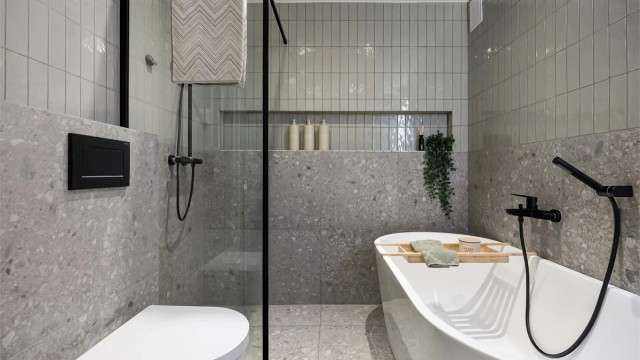 Badet har både badekar og dusj