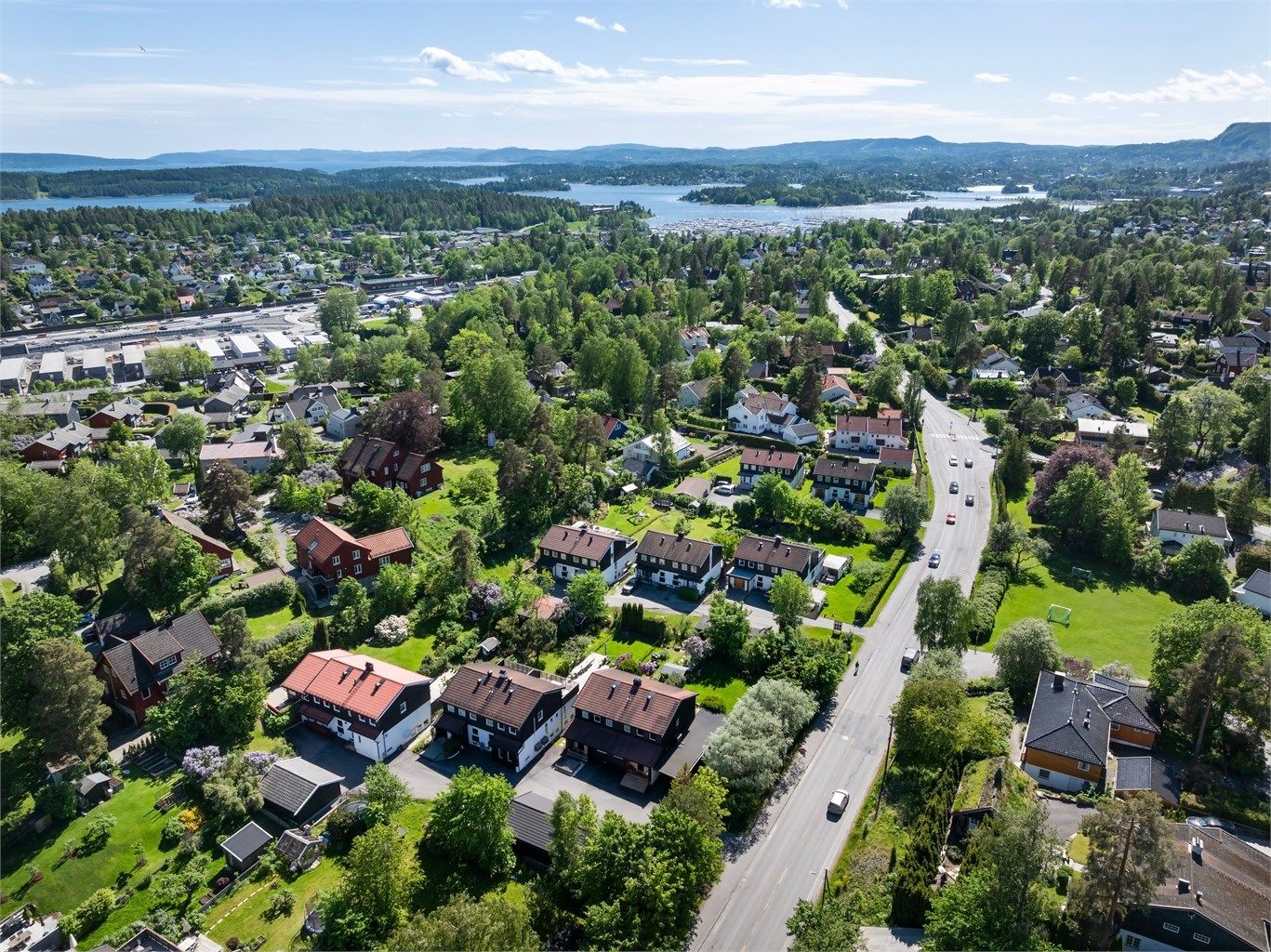 Dagligvarebutikker som Kiwi og Coop Extra, samt Bekkestua Senter, ligger en kort kjøretur unna.