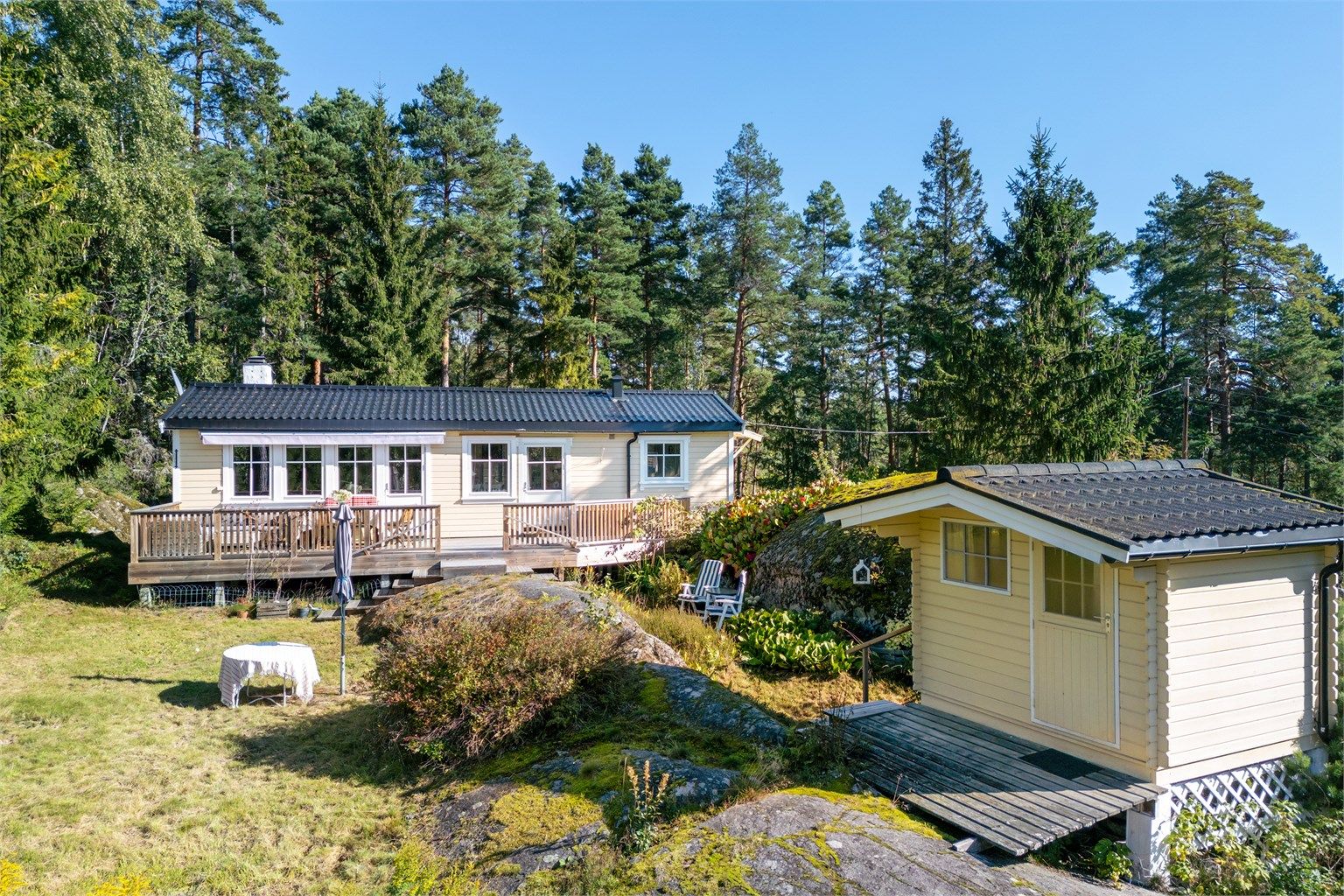 Eiendommen er tilknyttet kommunalt vann og avløp, som gir en bekymringsfri hyttetilværelse.