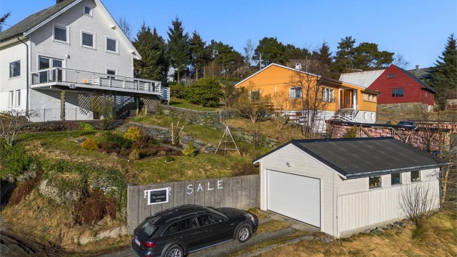- Velkommen til Skråmestø 49, en oppusset enebolig med idyllisk beliggenhet i fredelige omgivelser på Skråmestø. Garasje på 30 kvm og god biloppstillingsplass -