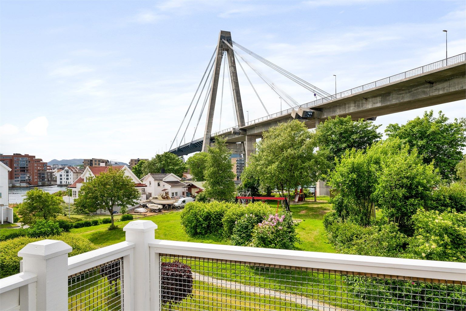 Balkongen ligger sør/vest vendt hvor en har svært gode solforhold. 