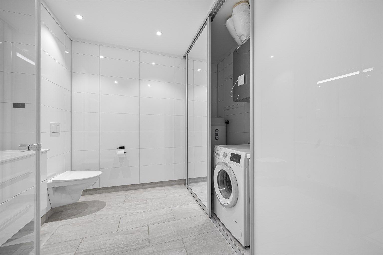 Det er fliser og varmekabler i gulvet på badet.